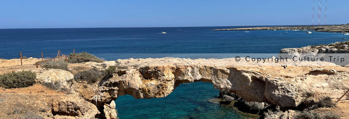 Arche rocheuse à Cap Negro