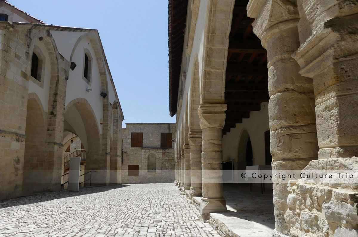 Un cloître à deux étages entoure l'ancienne chapelle du monastère