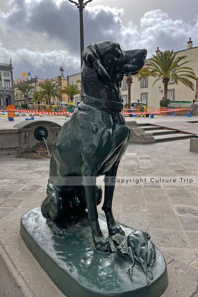Statue de chien en bronze