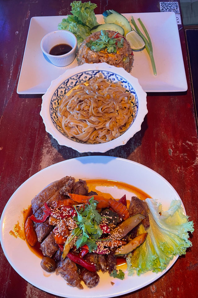 Nasi goreng et canard croustillant