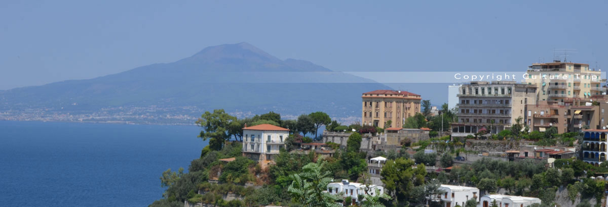 Le Vésuve vu depuis la presqu'île de Sorrente