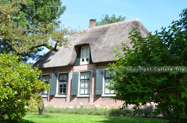 Maison au toit en dos de chameau