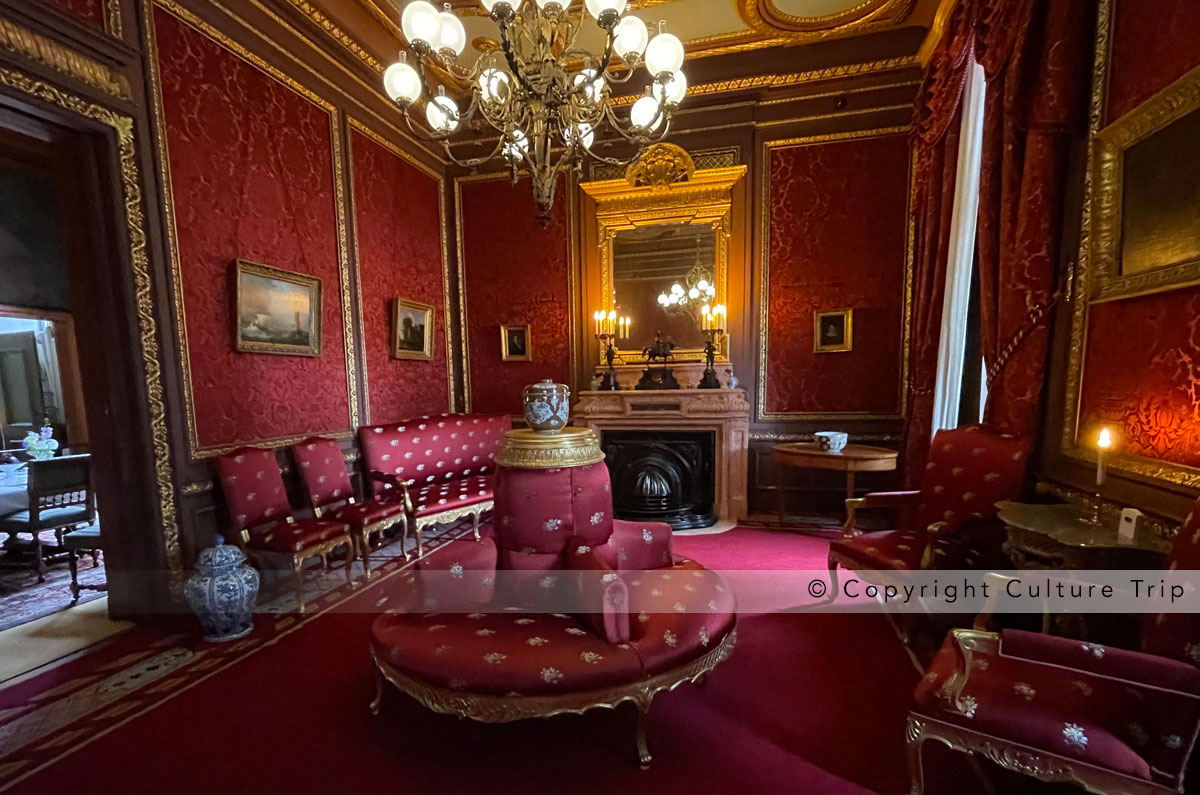 Le salon rouge