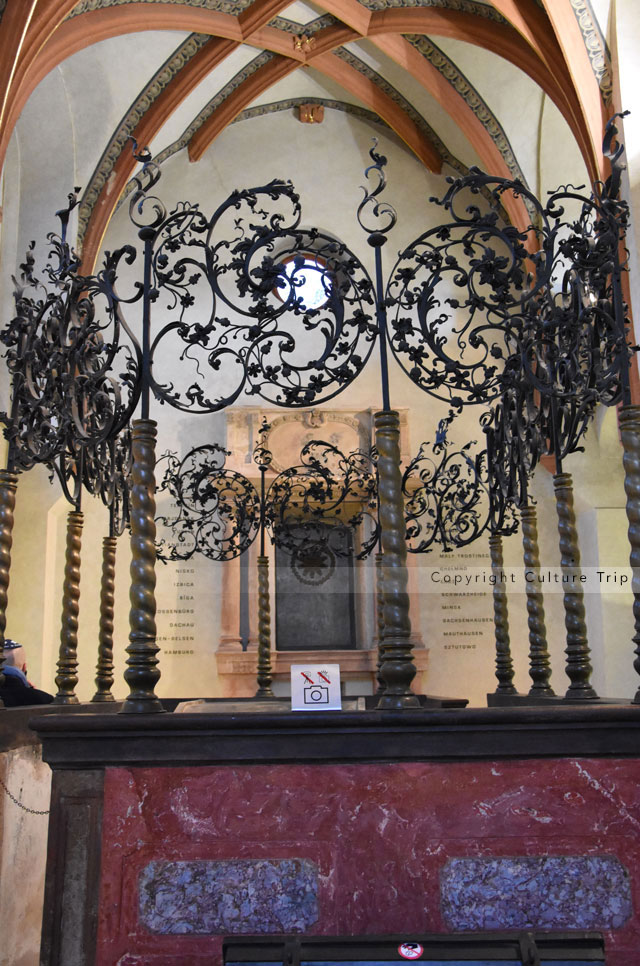 La grille de la bimah